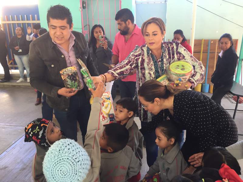 Cumple Presidenta del DIF Municipal con la  entrega de juguetes a la niñez de ocho agencias