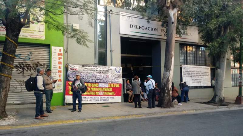 Protestan y bloquean jubilados en oficinas del ISSSTE