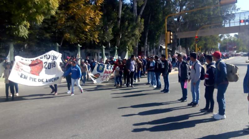 Marchan normalistas por calles de Oaxaca