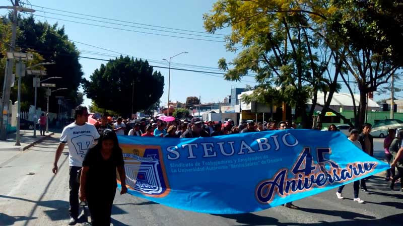 Marcha por enésima vez el STEUABJO en Oaxaca; reprueba que usen la fuerza pública para que retiren bloqueos