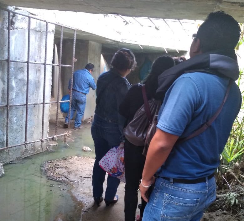 Hasta por el drenaje salen trabajadores por bloqueo de Huaxolotipac