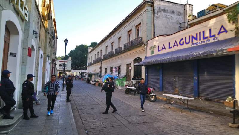 Levanta Policía Municipal,  estructuras de puestos ambulantes que lidera Carmela Luján