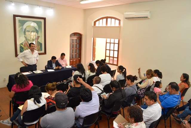 Oswaldo García Jarquín atiende de forma personal peticiones de seis escuelas primarias