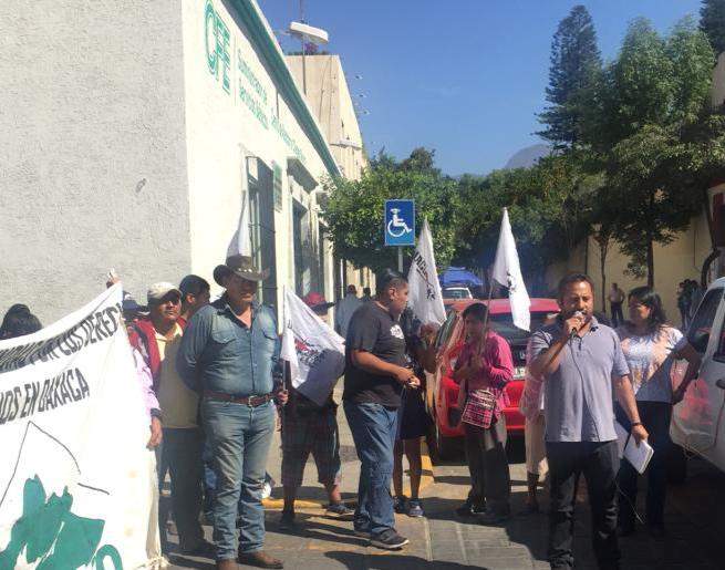 Protesta Sección 22 de la CNTE frente a CFE Oaxaca
