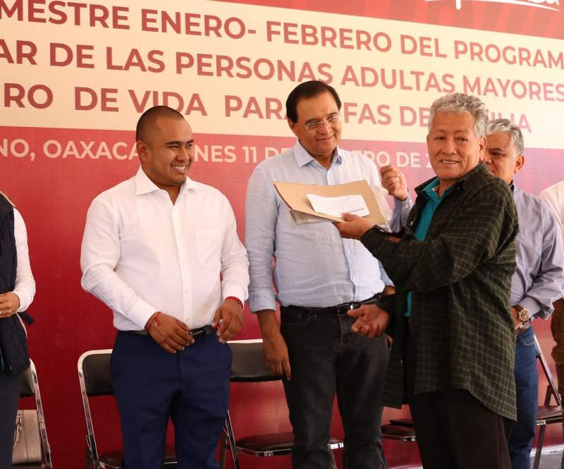 Reciben adultos mayores y jefas de familias de Santa Lucía apoyos del programa Bienestar