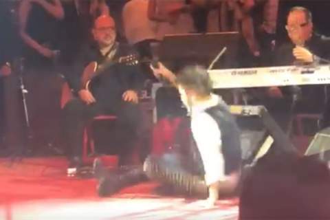 ¡Suelo! Alejandro Fernández tras un mal paso en show en León