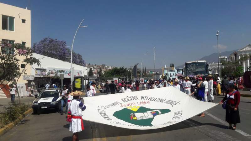 Marchan Normalistas de Chiapas en Oaxaca