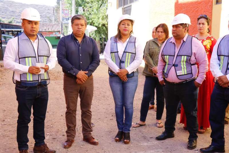 Vecinos de Ampliación Santa Lucía se benefician con pavimentación de calle