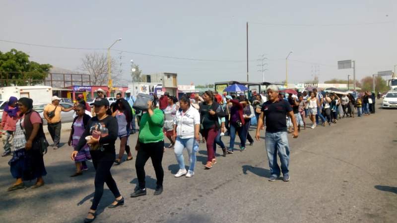 Marchan comerciantes ambulantes por retiro en calles de Oaxaca