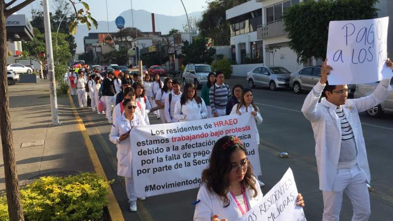 Médicos residentes de Hospital Civil marchan en la capital