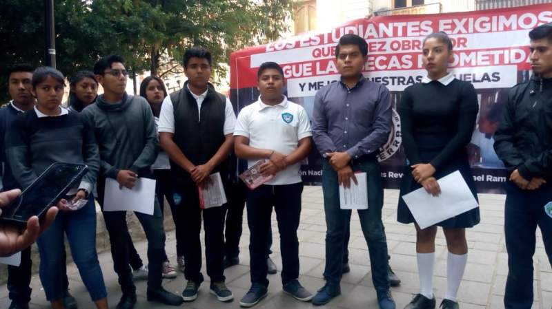 López Obrador incumple con becas a jóvenes, denuncia FNERR y anuncia movilización