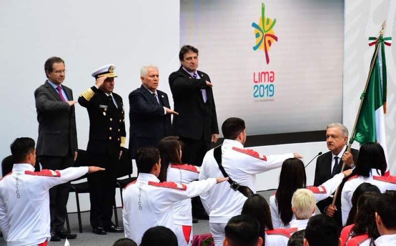 AMLO abanderó a la delegación que competirá en Lima #Panamericanos
