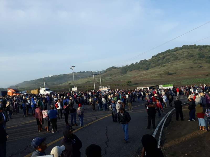 Bloqueo en Carretera Federal 190 por Pobladores de San Dionisio Ocotepec