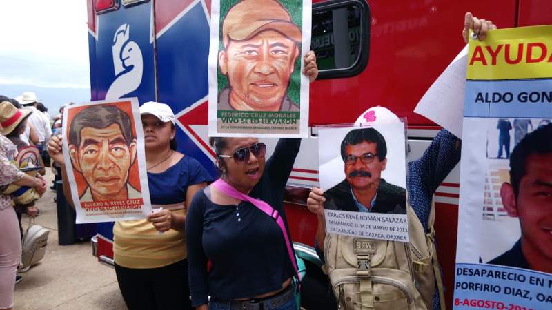 Familiares de personas desaparecidas protestaron afuera del Auditorio Guelaguetza
