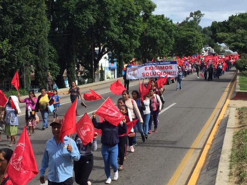 Marcharon integrantes de Antorcha Campesina por calles de Oaxaca