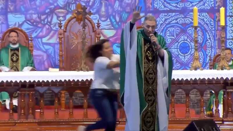 VIDEO: Mujer empuja a sacerdote durante misa en Brasil