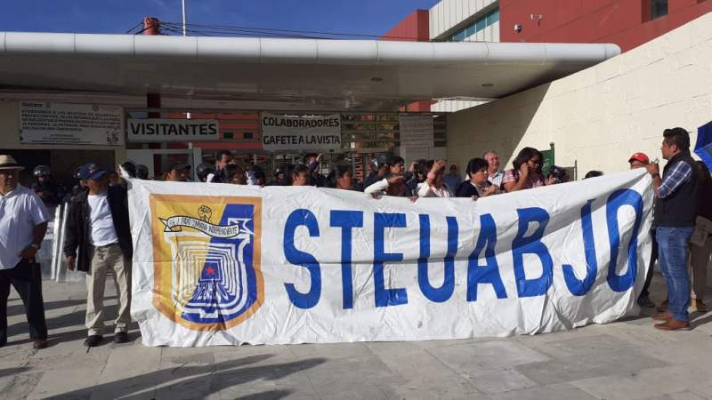 Otra vez, STEUABJO bloqueó accesos a Ciudad Administrativa; a medio día aceptaron mesa de diálogo