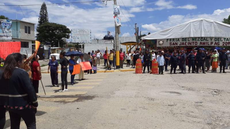 Protesta grupo opositor a presidenta en San Jacinto Amilpas