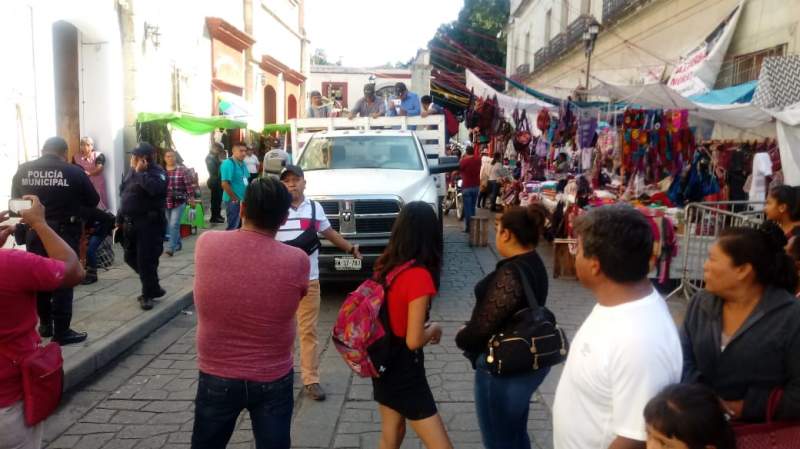 Retienen ambulantes camioneta de inspectores municipales