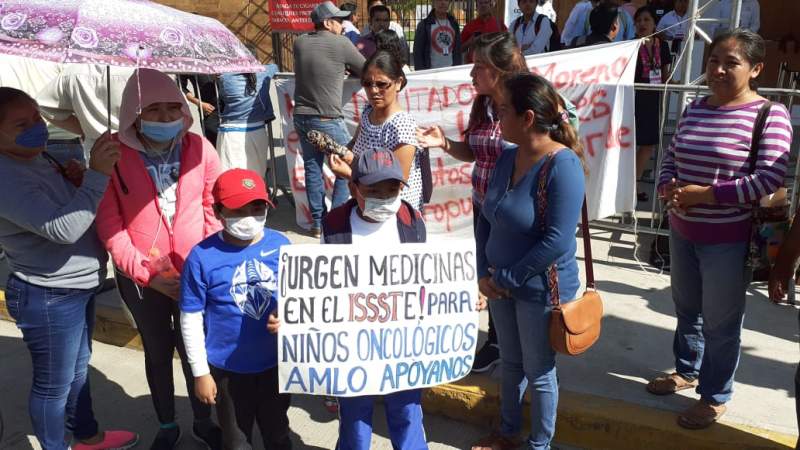 Entre protestas reciben a AMLO en Oaxaca