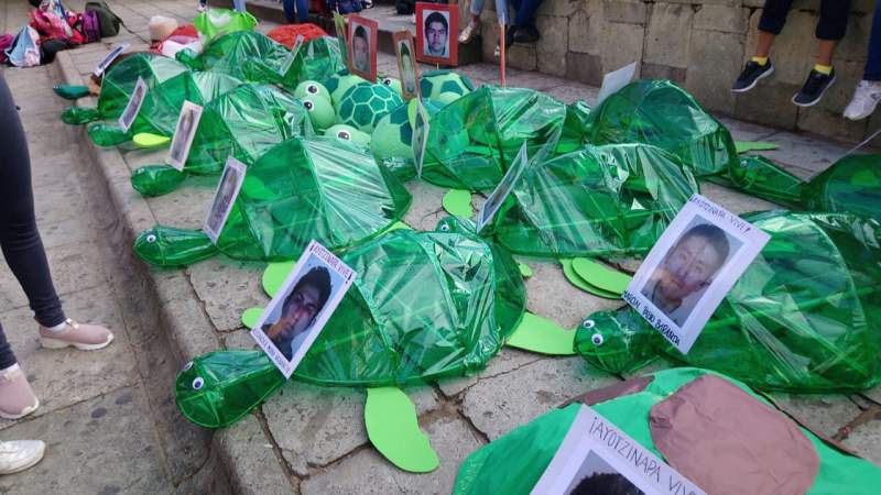 Con tapete de tortugas conmemoran a los estudiantes desaparecidos de Ayotzinapa