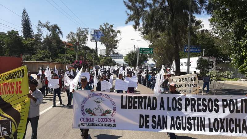 Exigen libertad de presos políticos; marchan habitantes de Loxicha