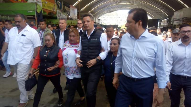 Gobernador de Oaxaca se pasea con líderes ambulantes que tienen invadida la capital