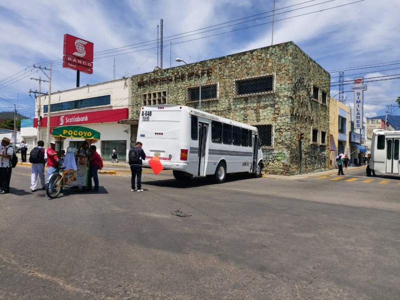Profesores de Oaxaca bloquearon el crucero del estadio de béisbol en la capital