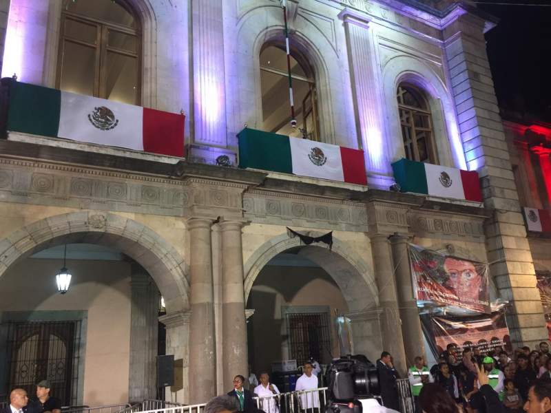 Se pinta Zócalo de Oaxaca de tricolor; despejan por una noche ambulantes