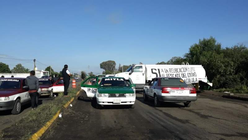 Por tercer día bloquean colonos de Tlacolula la carretera Federal 190