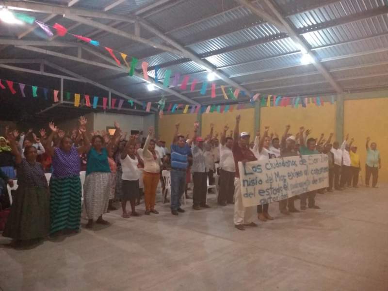 El pueblo Huave Ikoojts de San Dionisio del Mar, demanda al congreso del estado el nombramiento de sus autoridades municipales.
