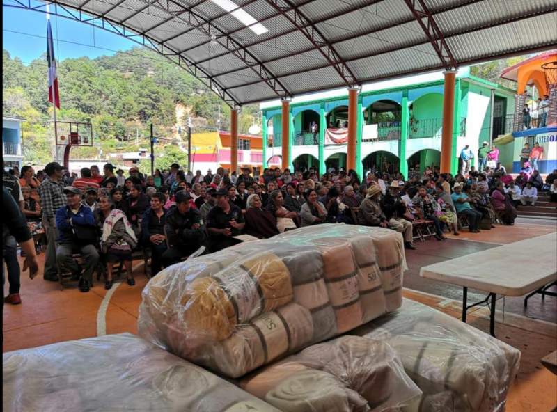 Fundación Dime y Juntos lo Hacemos entrega cobijas en comunidades marginadas de Oaxaca