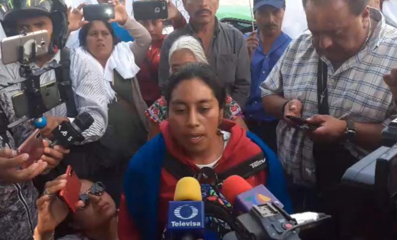 Mujer que se hizo pasar por “desmayada” quien dio conferencia en defensa de Yaitepec