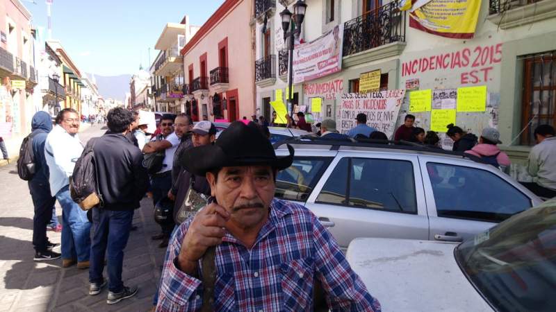 Pobladores de Teojomulco y Zenzontepec se manifestaron en edificio de la Sección 22