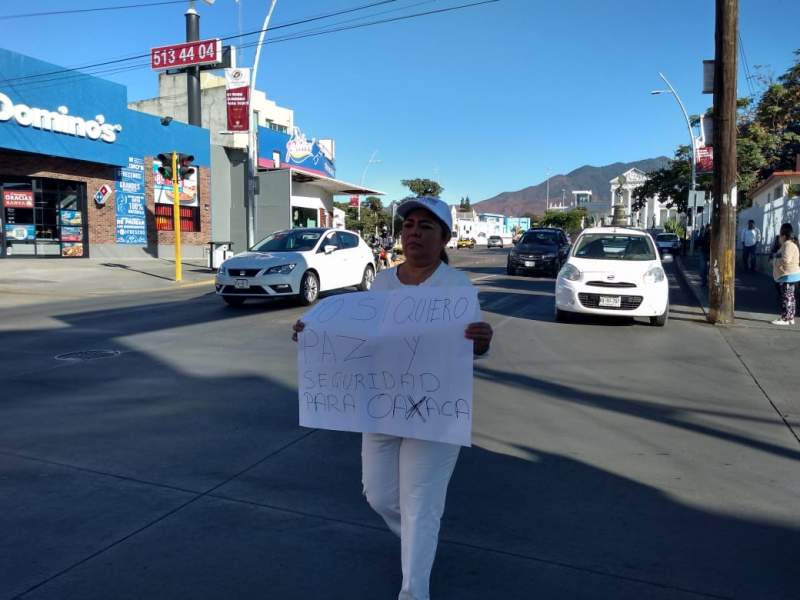 Solitaria mujer marchó por la paz en Oaxaca