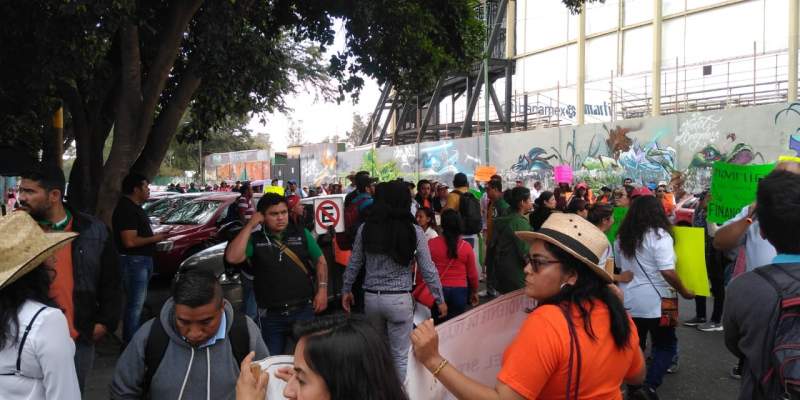 Marchan ex trabajadores del extinto Seguro Popular y bloquea DDDHPO
