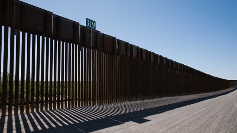 EU suspende leyes para acelerar construcción del muro con México