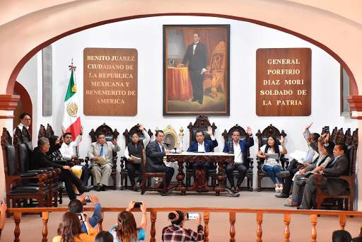 Funcionarios de Oaxaca de Juárez gastan un millón de pesos en viáticos, la mayoría en viajes internacionales