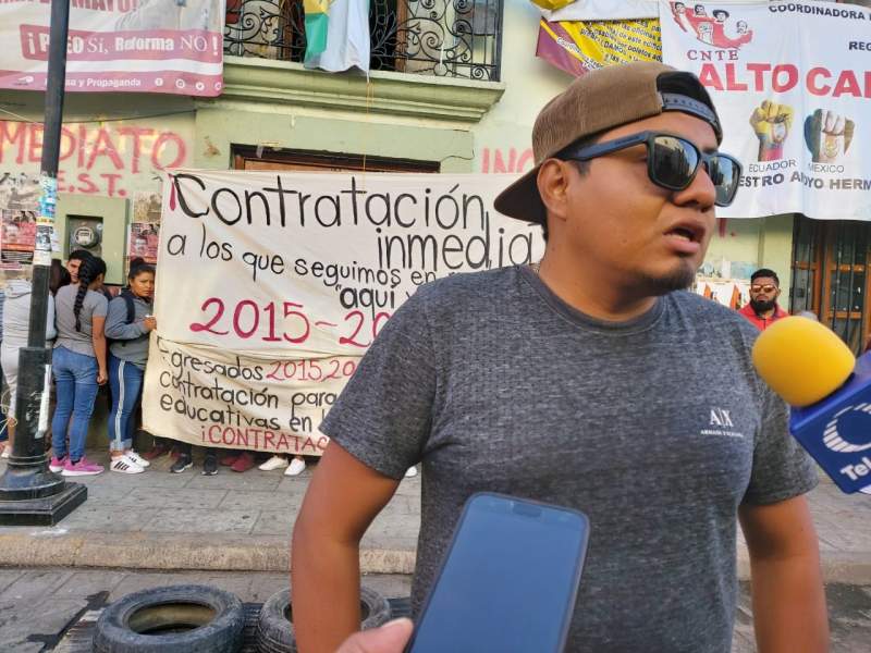Normalistas toman edificio magisterial para pedir contratación #Oaxaca