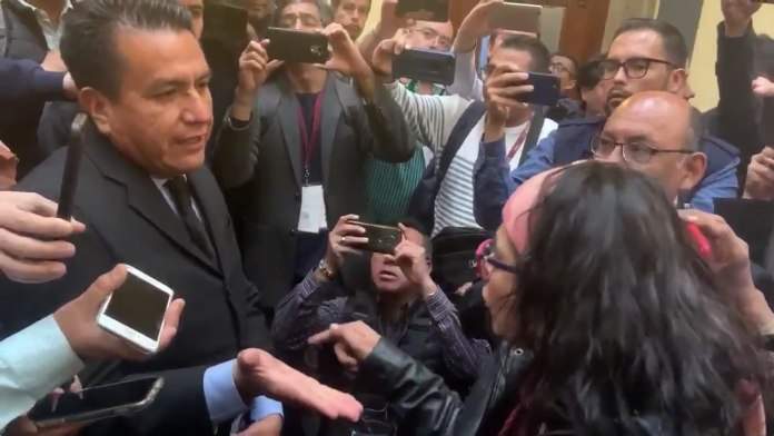 #Video Frida Guerrera confronta al reportero que, sin pruebas, la señaló de recibir financiamiento para impulsar el #UnDíaSinNosotras