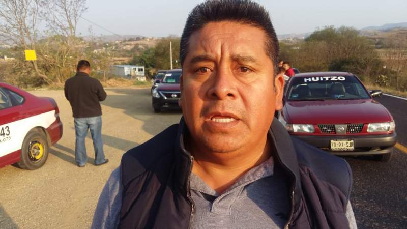 Conductores de taxis de Nochixtlán bloquearon caseta de Huitzo