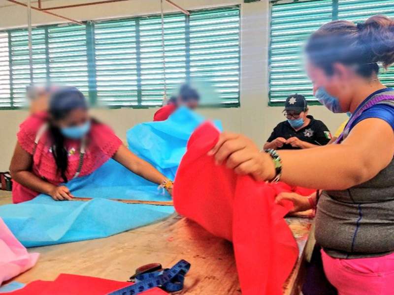 Reos elaboran ocho mil cubrebocas para reclusorios de Oaxaca