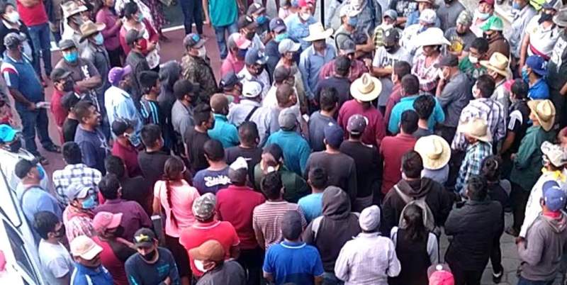 Enardecidos pobladores de San Dionisio Ocotepec retienen a autoridades para evitar sanitización