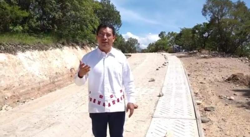 Atestigua Daniel Gutiérrez avance de caminos rurales en la Mixteca