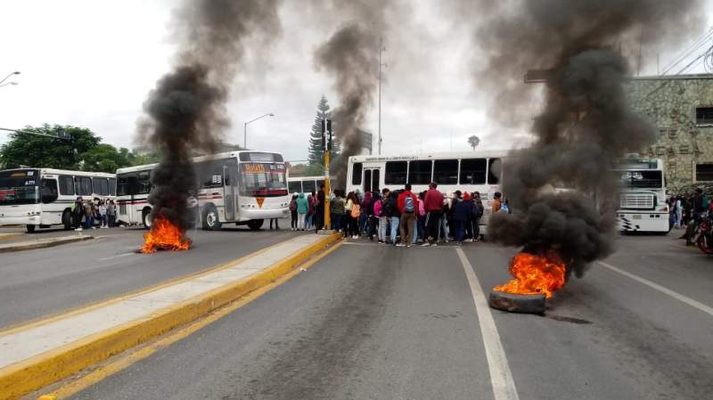 Normalistas en Oaxaca piden examen de admisión presencial;causan caos vial