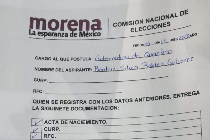 Morenista se registra como aspirante a la “gobernatura” de “Queretero”; la destrozan en redes