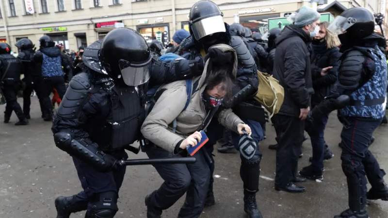 Suman mil 500 detenidos en protestas en Rusia a favor de Navalni