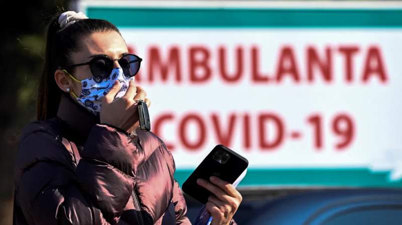 Personas vacunadas contra COVID-19 pueden contagiar a otras, advierte OMS