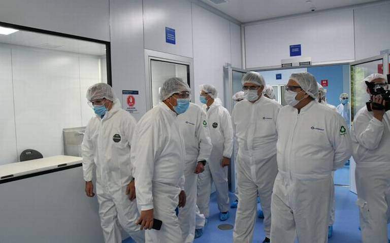 Presidente de Argentina y Ebrard recorren planta donde envasan vacuna de AstraZeneca