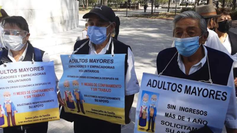 Adultos mayores se manifiestan en Ciudad de México; piden se les permita volver a trabajar como empacadores